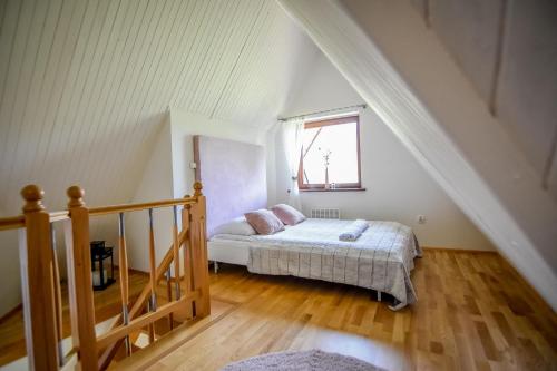 um quarto com uma cama num sótão em Aparteo Apartament na Polanie em Kościelisko