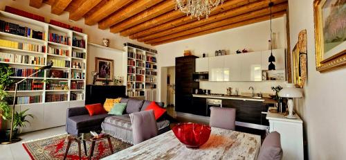 uma sala de estar com um sofá e uma mesa em Casa Rivoluzione (da Elvira) em Palermo