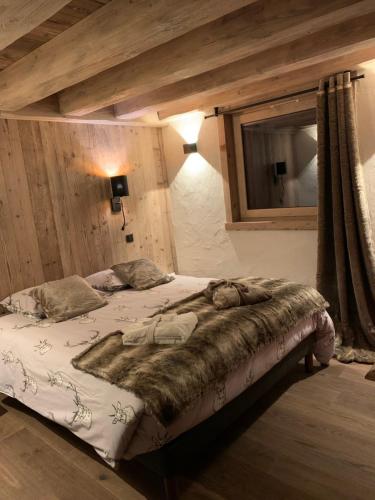 une chambre avec un grand lit dans une pièce dans l'établissement Chalet BELLAVISTA, à Chamonix-Mont-Blanc