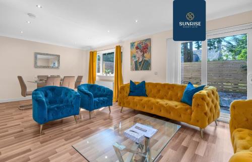 Гостиная зона в MUIRTON HOUSE, 4 Bed House, 4 Car Driveway, 2 Bathrooms, Smart TVs in every room, Fully Equipped Kitchen, Large Dining and Living Space, Rear Garden, Free WiFi, Mid to Long Stay Rates Available by SUNRISE SHORT LETS