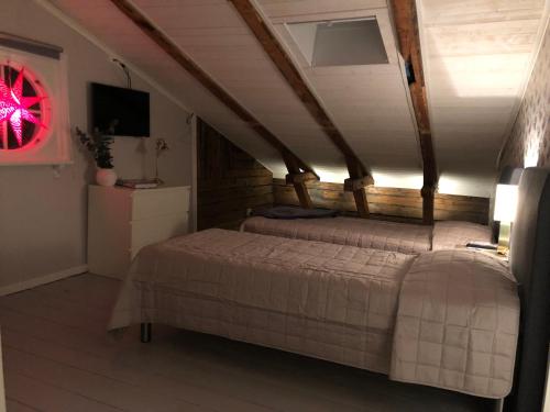 Ένα ή περισσότερα κρεβάτια σε δωμάτιο στο Adelsgatan Apartments Visby innerstad