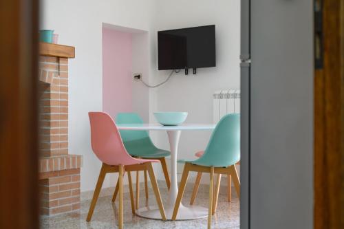 a dining room with a table and four chairs at Casa Vacanze La Verderosa 2 - a due passi dal lago in Marta