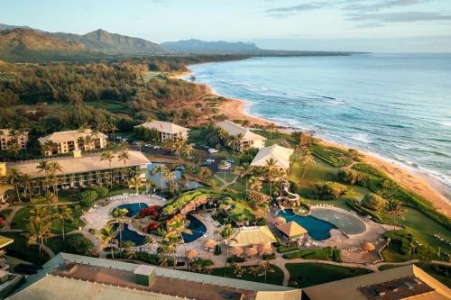 Top Floor Pool Ocean View Room at Oceanfront 4-Star Kauai Beach Resort з висоти пташиного польоту