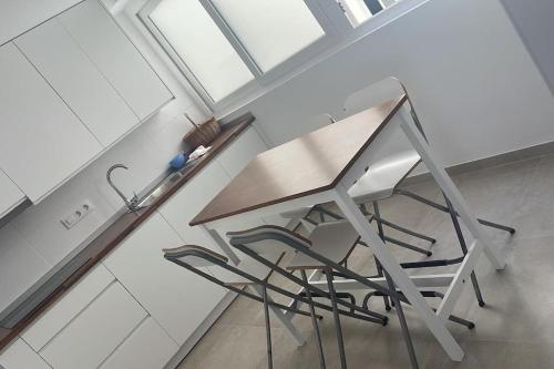 مطبخ أو مطبخ صغير في Apartamento Las Meninas Playa con Ascensor y Wifi