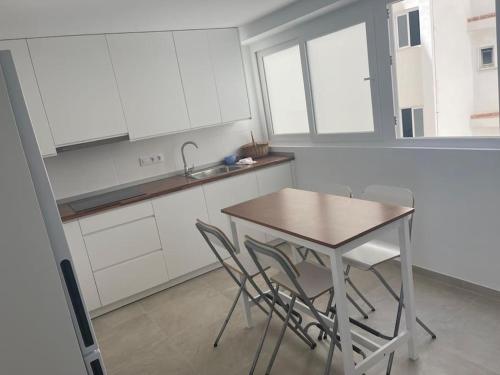 مطبخ أو مطبخ صغير في Apartamento Las Meninas Playa con Ascensor y Wifi