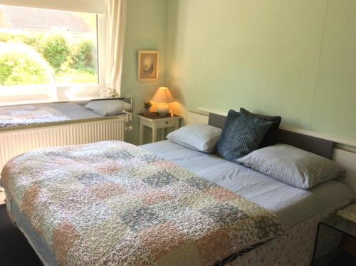 een slaapkamer met een bed en een raam bij Single Room in Rødby