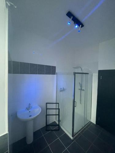 uma casa de banho com um lavatório, um chuveiro e um WC. em Carlton Hotel em Forres