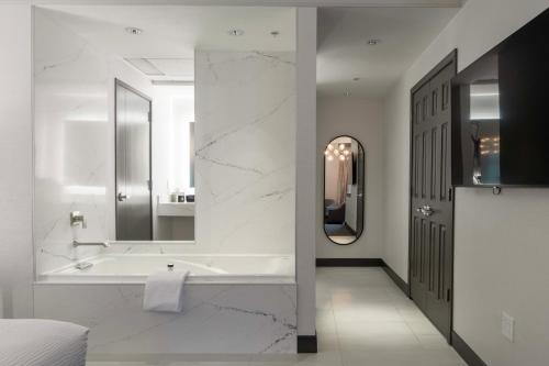 博伊西的住宿－博伊西43號酒店，带浴缸、水槽和镜子的浴室