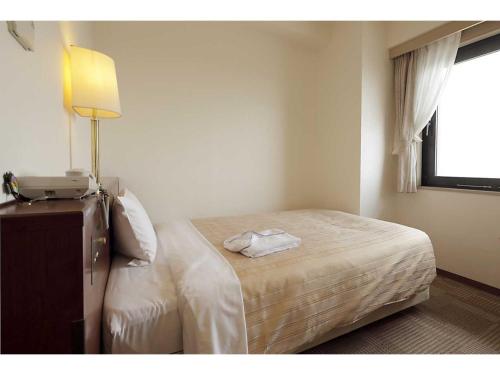 東村山市にあるKumegawa Wing Hotel - Vacation STAY 62973vのベッドルーム(ランプ付)