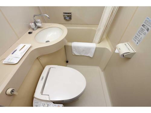 東村山市にあるKumegawa Wing Hotel - Vacation STAY 62973vのトイレと洗面台のある小さなバスルーム