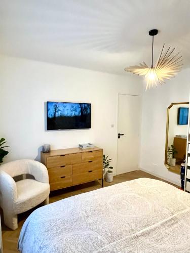une chambre avec un lit et une télévision sur un mur dans l'établissement Appartement Roucas - Corniche, à Marseille