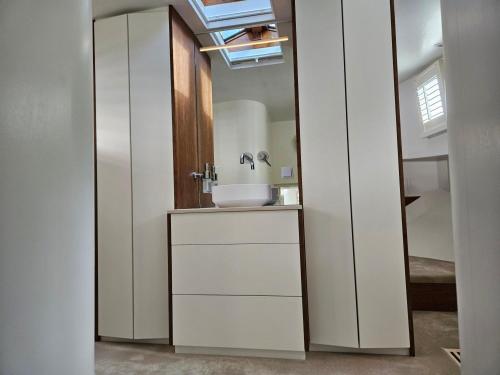 un baño con lavabo y espejo en Luxurious 110m² 3br Houseboat in Amsterdam Centre!, en Ámsterdam