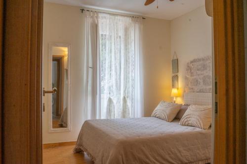 Un pat sau paturi într-o cameră la Apartments Bubalova Split