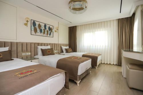 um quarto de hotel com duas camas e uma janela em Safa Hotel Old City em Istambul