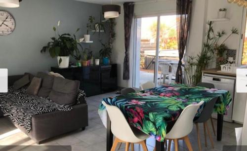 un salon avec une table et un canapé dans l'établissement Villa 2 chambres avec jacuzzi, à Saint-Martin-de-Londres