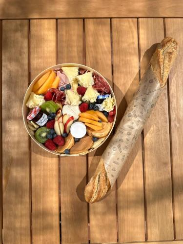 un bol de fruits et légumes et une cuillère à mesurer dans l'établissement LA CASA SORRA, à Canet