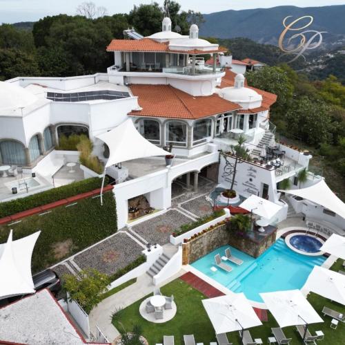 an aerial view of a mansion with a swimming pool at Hotel Boutique de Cantera Y Plata in Taxco de Alarcón