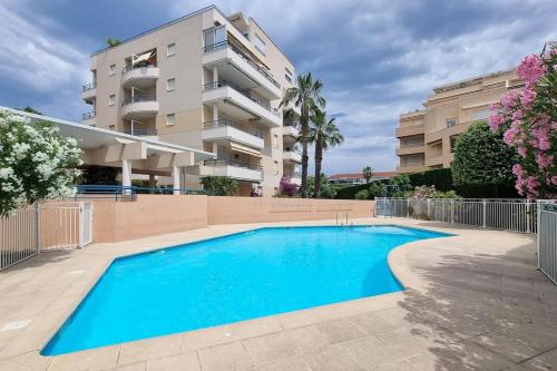 - une piscine en face d'un immeuble dans l'établissement Caresse d'Azur - Classé 2 étoiles, à Fréjus