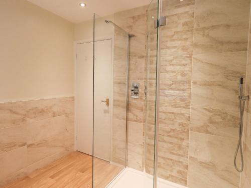 eine Dusche mit Glastür im Bad in der Unterkunft Striding Home in Ambleside