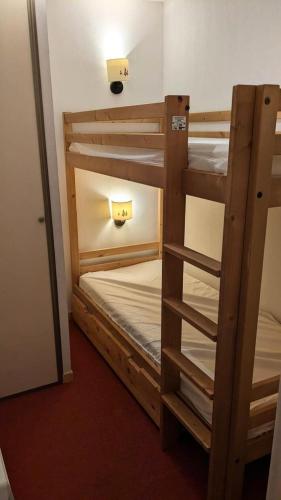 quelques lits superposés dans une chambre dans l'établissement Résidence Les Terrasses De La Bergerie - Deux pièces cabine 6 personnes Terrasses de la Bergerie MAE-1731, à Orcières