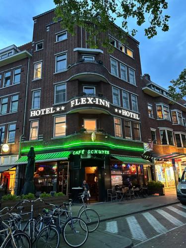 un bâtiment avec des vélos garés devant lui dans l'établissement Flex-Inn, à Rotterdam