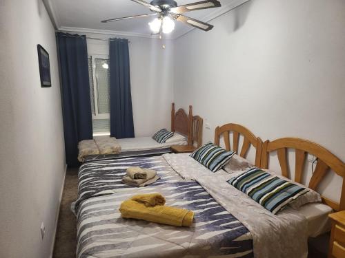 Dos camas en una habitación con toallas. en VAO Holiday Rental - Santiago de La Ribera, en San Javier