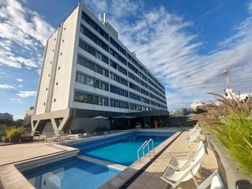 رايثيس أكونكاغوا في ميندوزا: فندق فيه مسبح امام مبنى