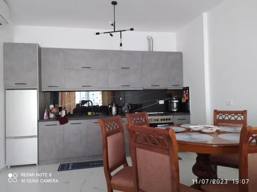 Kuchyň nebo kuchyňský kout v ubytování Saranda Xhulial 2 Apartament