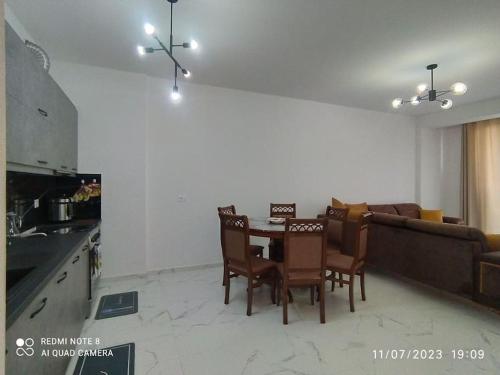Kuchyň nebo kuchyňský kout v ubytování Saranda Xhulial 2 Apartament