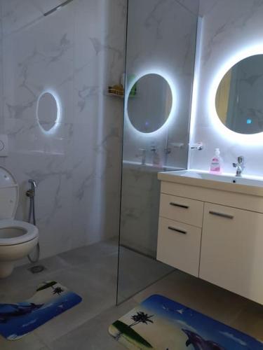 Koupelna v ubytování Saranda Xhulial 2 Apartament