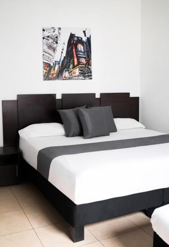 a bedroom with a black and white bed at Finca Hotel Palmas Del Edén in Armenia
