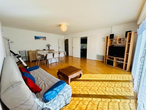 a living room with a couch and a table at T3/4-6pers/5'piedplage/centreville/parking/wifi in Arcachon