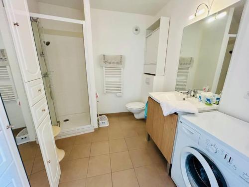 a bathroom with a sink and a washing machine at T3/4-6pers/5'piedplage/centreville/parking/wifi in Arcachon