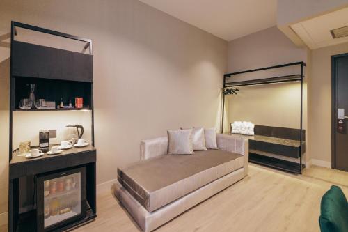 1 dormitorio con 1 cama y chimenea en Grand Brizo Bel Air en Buenos Aires
