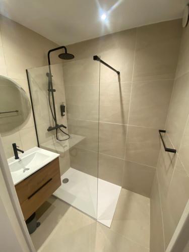 Photo de la galerie de l'établissement Appartement avec piscine 5 min á pieds des plages, à Vallauris