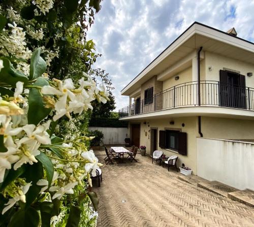 eine Terrasse eines Hauses mit weißen Blumen in der Unterkunft La casa di Josephine in Termoli