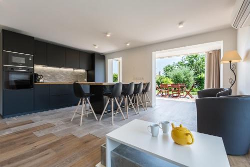 Antibes Rez de Jardin, grande terrasse dans résidence avec piscine