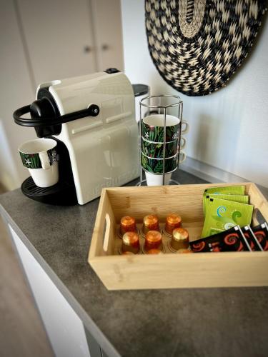 une boîte de beignets sur un comptoir à côté d'un grille-pain dans l'établissement Vue mer d'exception ! Sur toute la baie des Sables, à Les Sables-dʼOlonne