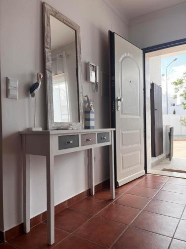 Spacious 2-bed Apartment Santa Luzia Fishing Village Free Parking Walk to Praia do Barril