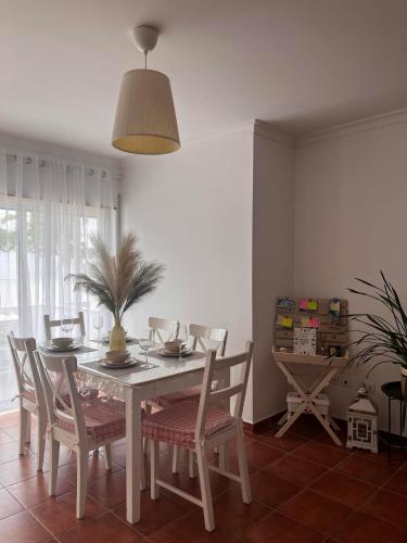 Spacious 2-bed Apartment Santa Luzia Fishing Village Free Parking Walk to Praia do Barril