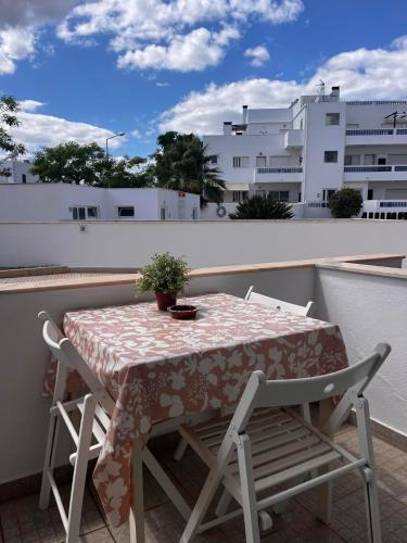 Spacious 2-bed Apartment Santa Luzia Fishing Village Free Parking Walk to Praia do Barril