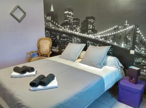 - une chambre avec un grand lit et une vue sur la ville dans l'établissement Maison TOMASELLO, à Carcassonne