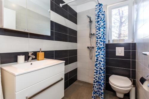 Lavender, Lighthouse, Sunrise Apartments - Kuća&More House No13 في كرك: حمام مع حوض غسيل أبيض ومرحاض