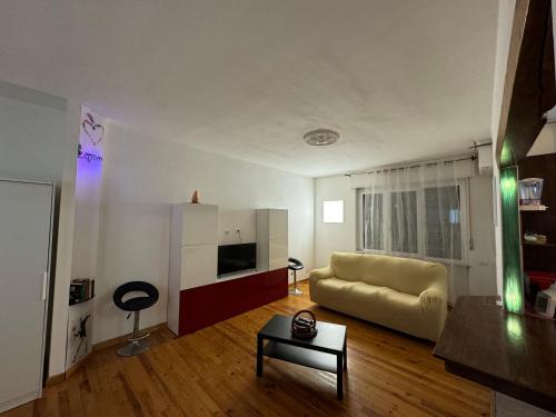 una sala de estar con un sofá y una mesa en Casa Grivola 29, en Vercelli