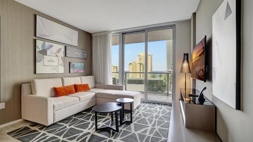 ein Wohnzimmer mit Sofa und Tisch in der Unterkunft Elegance by the Ocean - 2BD Hyde House Gem with LUXURY RESORT AMENITIES in Hollywood