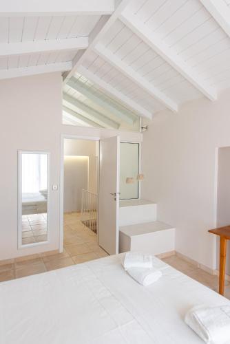 Una cama o camas en una habitación de The Mini Beach Hotel
