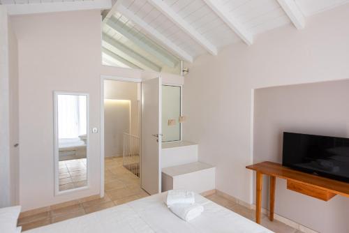 Una cama o camas en una habitación de The Mini Beach Hotel