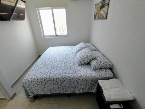 a bedroom with a bed in a room with a window at Casa Privada de Samuel Veracruz Aeropuerto Alberca in Valente Díaz y La Loma