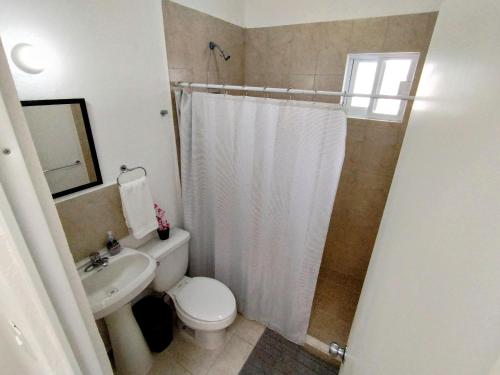 a bathroom with a toilet and a sink and a shower at Casa Privada de Samuel Veracruz Aeropuerto Alberca in Valente Díaz y La Loma