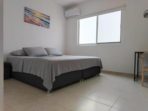 a bed in a white room with a window at Casa Privada de Samuel Veracruz Aeropuerto Alberca in Valente Díaz y La Loma